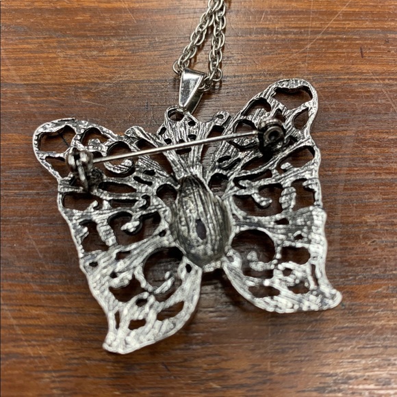 🦋Beautiful Silver and Purple Butterfly Necklace - Picture 2 of 3